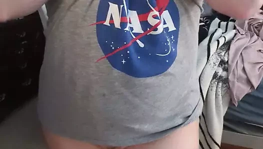 Ateşli evli kadın sadece bir tapınakta göğüslerini gösteriyor ve götünü ve amını teşhir ediyor!