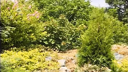 Gaertner fickt notgeile Milf waehrend seiner Arbeitszeit