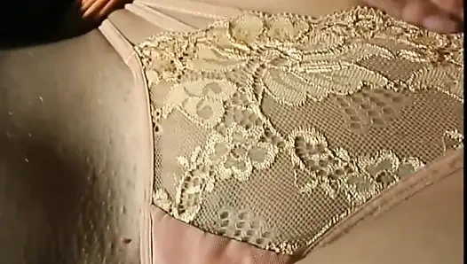 Büyük memeli harika amatör genç kız arabada sıkı amına mastürbasyon yapıyor