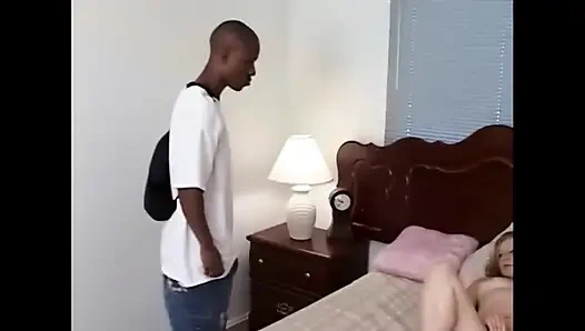 Güzel sarışın orta yaşlı seksi kadın büyük siyah yarakla sikiliyor ve ağzına boşalıyor