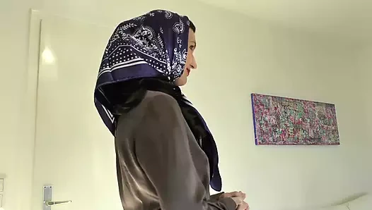 Lady Victoria Valente zarif, renkli ipek atkıları gösteriyor