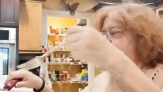 Akşam yemeği için domuz pirsingi pişiriyorum ve pişirirken teşhir ediyorum