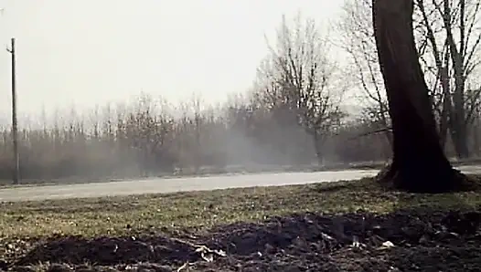 İki çarpıcı Fransız genç kız açık havada üçlü sekste göt deliğini siktiriyor