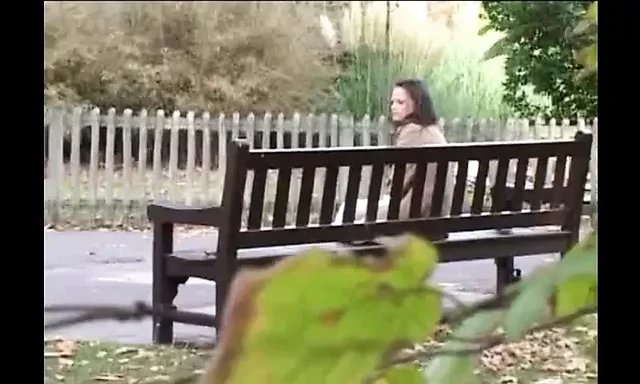 Güzel sarışın ve karanlık siyah saçlı lezbiyenler