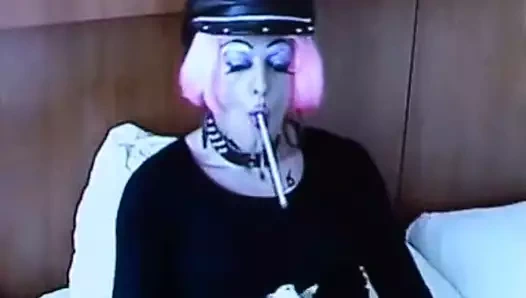 Belinda uzun sigara içiyor