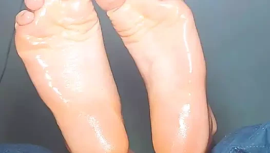 Tabanları havada olan yeni kız