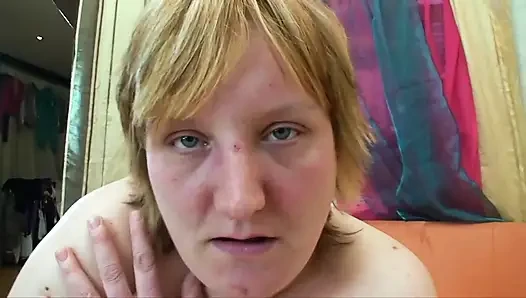 Büyük memeli ve yarak için istekli şişman tombul ve seksi sarışın tıraşlı amcığıyla sikişirken eğleniyor ve inliyor