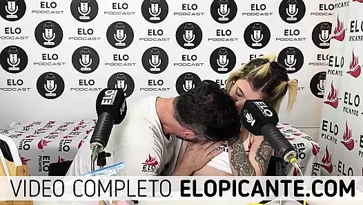 Mile Gomez göğüslerini gösteriyor