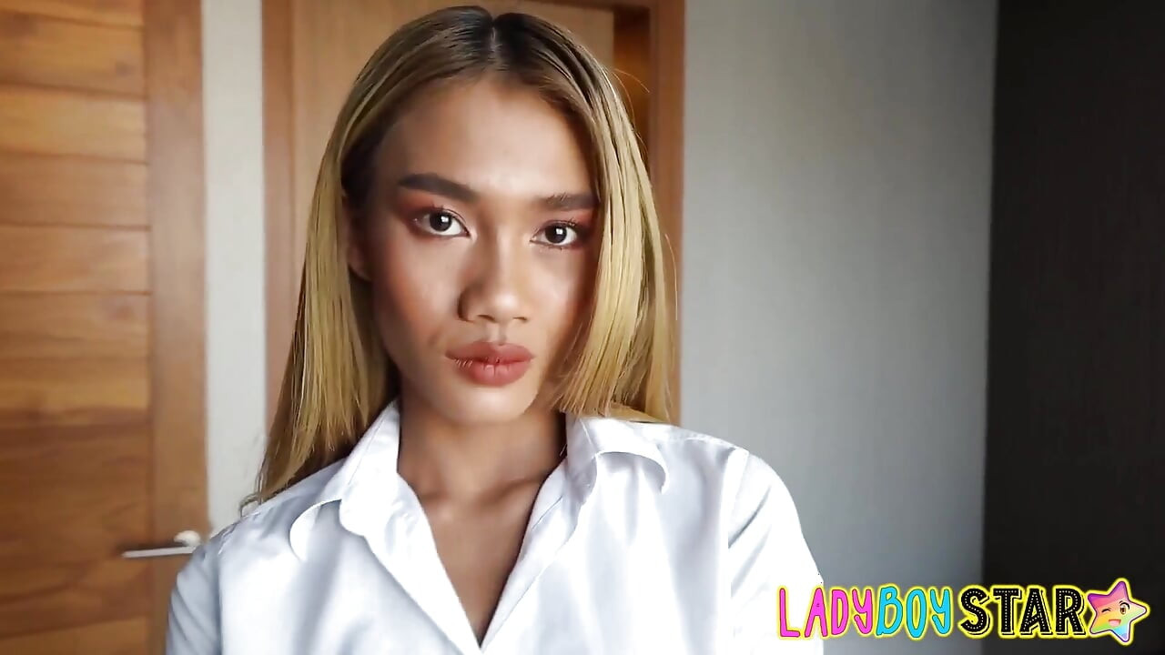 Ladyboystar - 10/10 sarışın ladyboy anal seks ve yüze boşalmayı seviyor