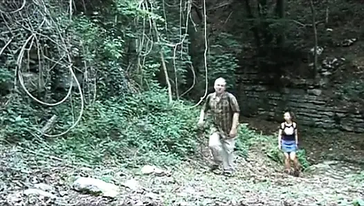 Edepsiz yaşlı domuz sevimli bir genç kızla sikişiyor