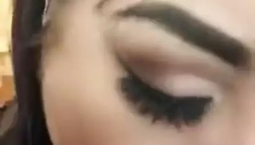 Yavaş sevgi dolu yalamak ve emmek