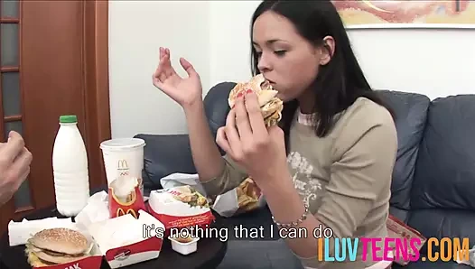 Genç çift kirli yaramazlık yapmadan önce fast food'un tadını çıkarıyor