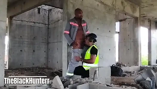 Tatil günü ve inşaatta çalışan işçiler