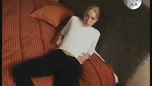 Yuvarlak götlü sarışın bakış açısıyla yarak emmeden önce amını oynuyor