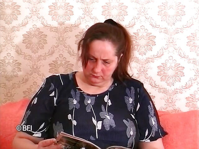 Yaşlı şişman sürtük işiyor