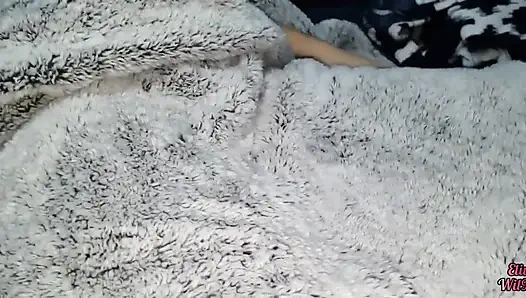 Üvey kız kardeşime dokunuyorum