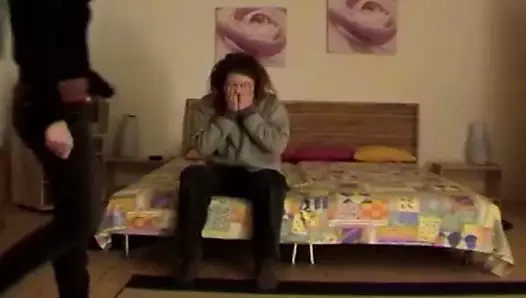 İki genç adam seks yaparken casusluk yapıyor