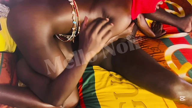 Büyük yaraklı yumuşak büyük götlü kız