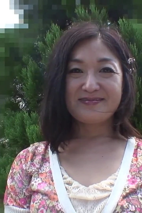 Sert yarak nine Japon kıllı amcığını sikiyor