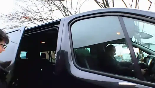 Orta yaşlı seksi kadın arabada parmaklıyor