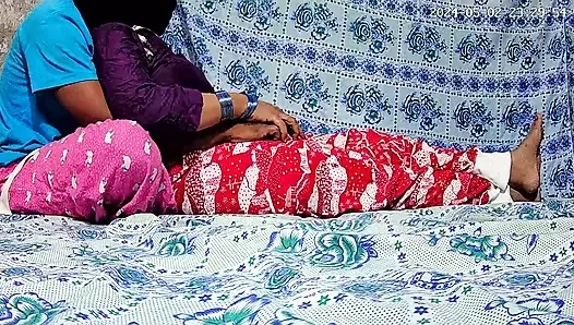 Hintli oğlan ve kız arabada seks yapıyor