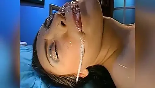 Esmer Bukkake Sürtüğün Yüzü Sırılsıklam Oluyor