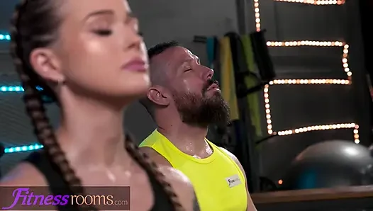 Sıkı genç yoga öğretmenini esnetiyor - fitness odaları
