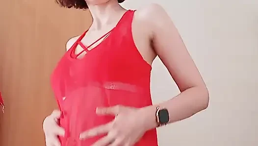 Güzel yaramaz kız yalnız oynuyor