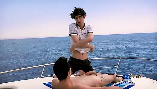 Kaptan ve kaptanı teknede genç bir müşteriyi sikiyor