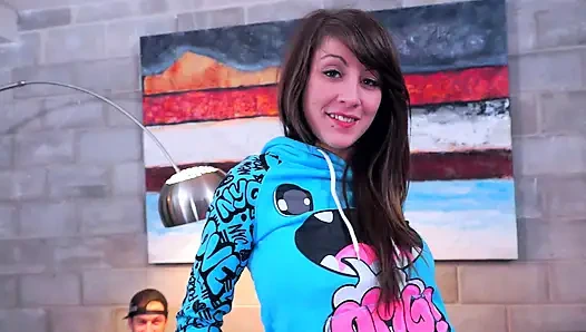 Çılgın hatun ateşli ve azgın - derin ve sert sakso çekiyor