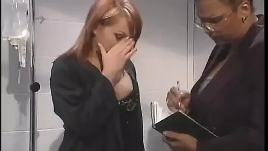 Siyah çoraplı seksi sarışın kaltak amını adam siktiriyor