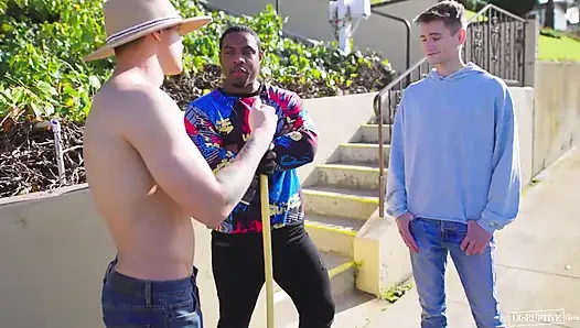 Komşunun ucubelerini parçalıyor