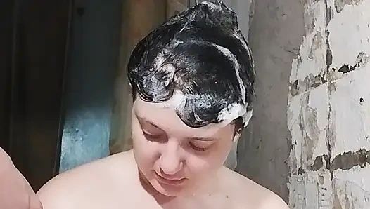 Banyoda işeniyor ve ağzına boşalıyor