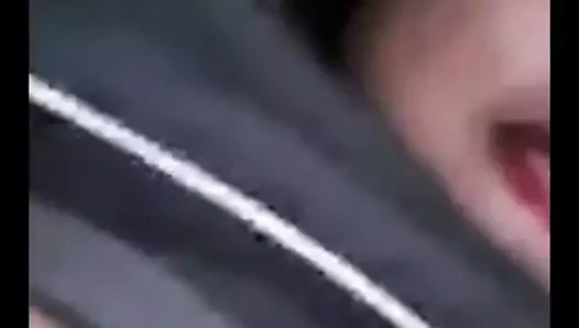 Endonezyalı kız Rien göğüslerini gösteriyor