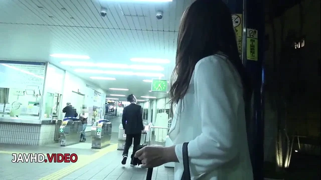 Sert jav orta yaşlı seksi kadın shiona suzumori sakso çekip çıldırıyor ve sonra orta yaşlı seksi kadını sikiyor