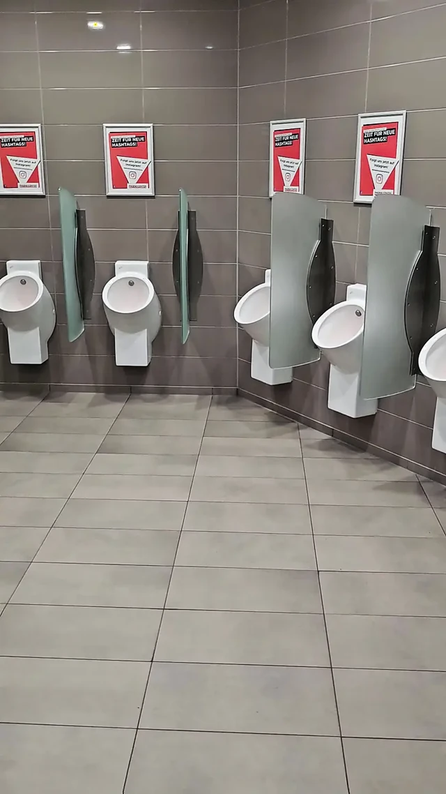 Halka açık kahve fincanı umumi tuvalette döl ve sidikle tekrar dolduruluyor