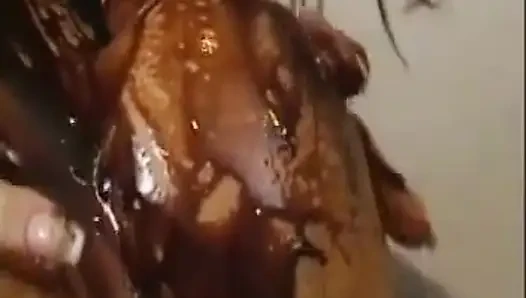 Lezbiyenler amcık yalıyor, öpüşüyor ve dildoyla oynuyor