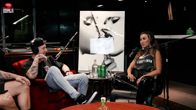 Amber Emery büyükbabanın küllerini kokluyor ve göğüslerini teşhir ediyor