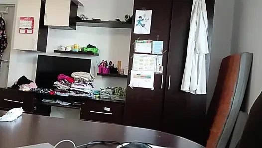 Amatör Kadın Kıyafetlerini Denerken Ve Keserken Eğleniyor.