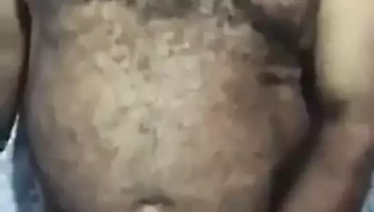 Coroa barrigudinho gozando