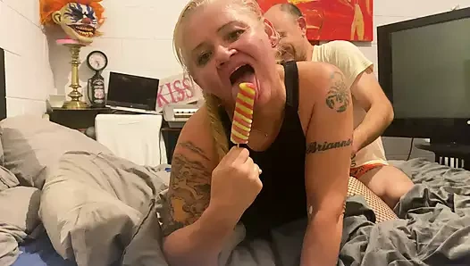 Ateşli olgun üvey anne Antsy edepsizce konuşuyor ve bir şampiyon gibi anal seks yapıyor.