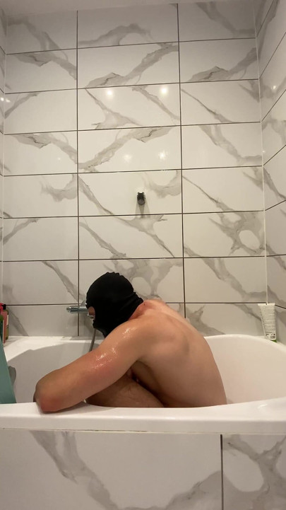 Havalı adam köpük içinde mastürbasyon yapıyor