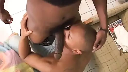 Sürtük adam büyük zenci yarağıyla sert sikişiyor