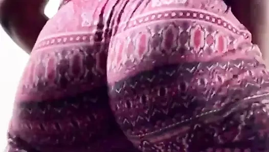 Yazlık elbisemle göt sallıyor ve twerk yapıyor