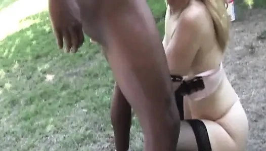 Sarışın orta yaşlı seksi kadın zonklayan büyük zenci yarağını gırtlağına kadar alıyor açık havada sırıklam