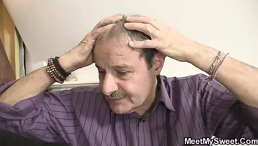 Esmer genç kız erkek arkadaşı tarafından üçlü sikiş için baştan çıkarılıyor