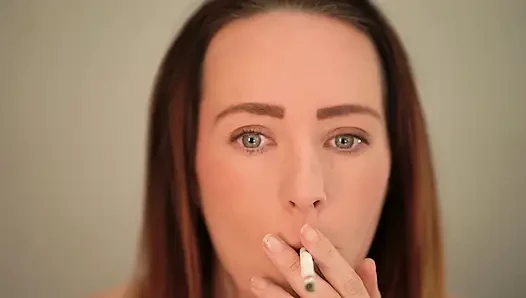 Yakın çekim sigara içme - seksi dudak ve duman azdırma