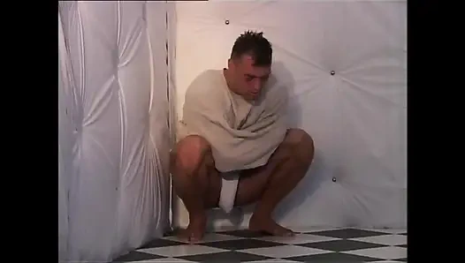 Büyük memeli hemşire psikiyatri koğuşunda götünü sikiyor ve ağzına boşaltıyor