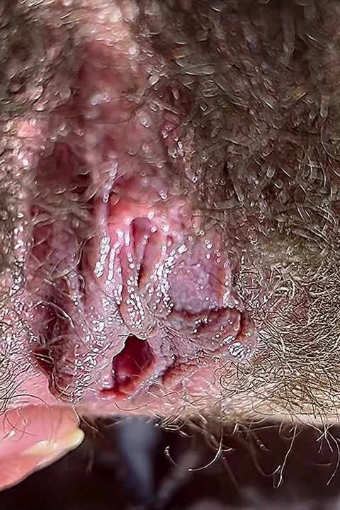 Sıcak üvey anne kirli ve tüylü yakın planıyla oynuyor