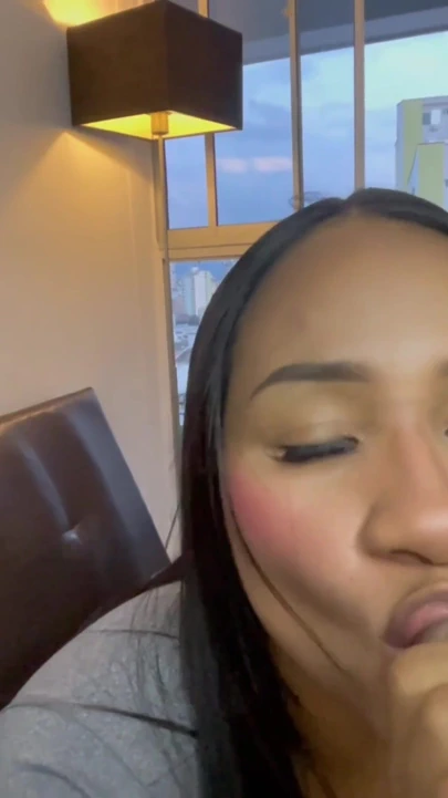 Sokaktaki yabancı sulu amcığım karşılığında bana fatura veriyor | Klip 1